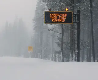 Winter weather road advisory signage and warning